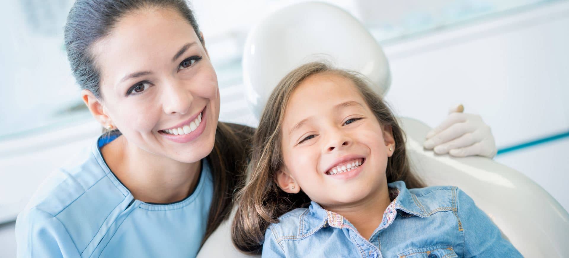 Детская стоматология отзывы о врачах. Стоматология дети. Ребенок у стоматолога. Детская улыбка стоматология. Ребенок улыбается.