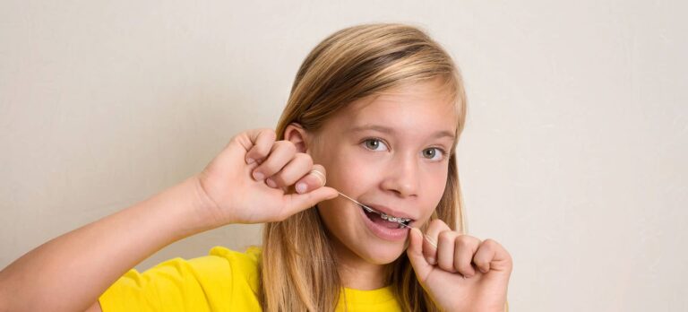 Flossing vs mouthwash – main image
