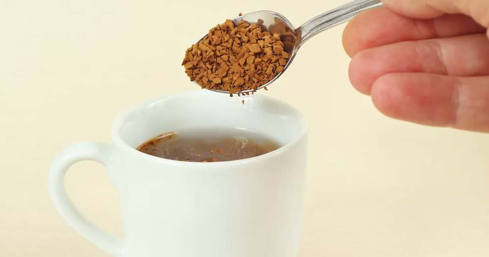 How to drink coffee without staining your teeth